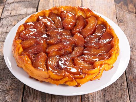  Tarte Tatin: Hämmentävän Herkullinen, Caramelisoitunut Omenakokoelma Kuuluisaa Vuosisadan Ruokaa Seuraamaan!