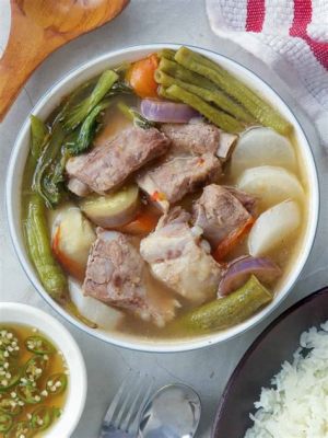  Sinigang na Baboy:  Kirpeä ja Mausteinen Sianlihakeitto Tukee Yllättävää Makuacombinationia