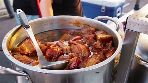  Weinan Roujiamo - Mausteinen liha ja rapea leipä yhdessä täydellisessä kiinalaisessa herkussa!